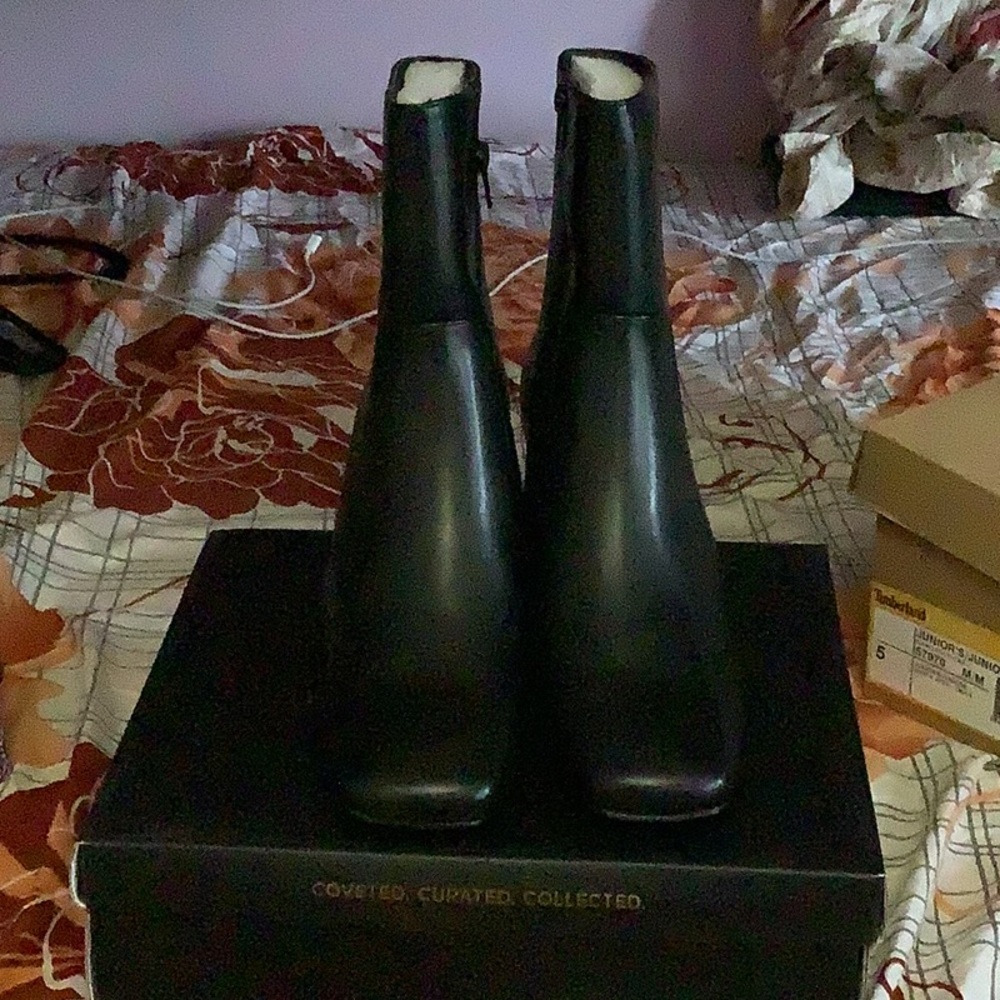 I m selling lulus heel boots